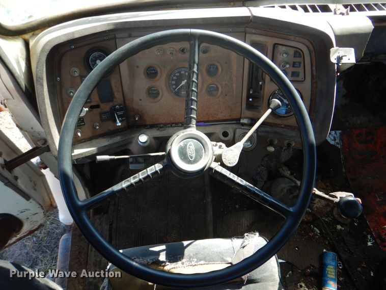 image for item DJ8689 1979 Ford F700  flatbed truck