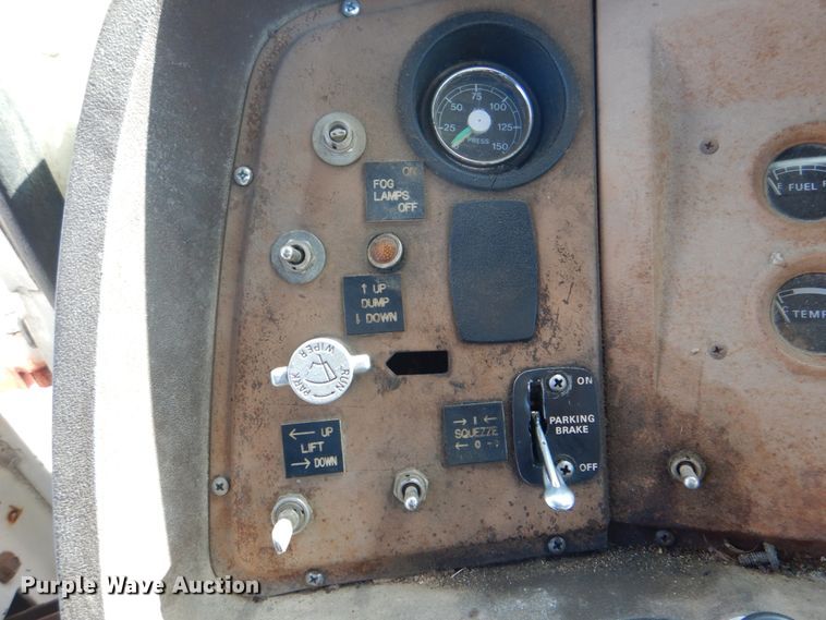 image for item DJ8689 1979 Ford F700  flatbed truck