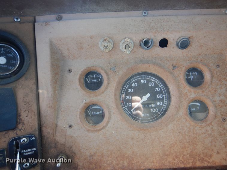 image for item DJ8689 1979 Ford F700  flatbed truck