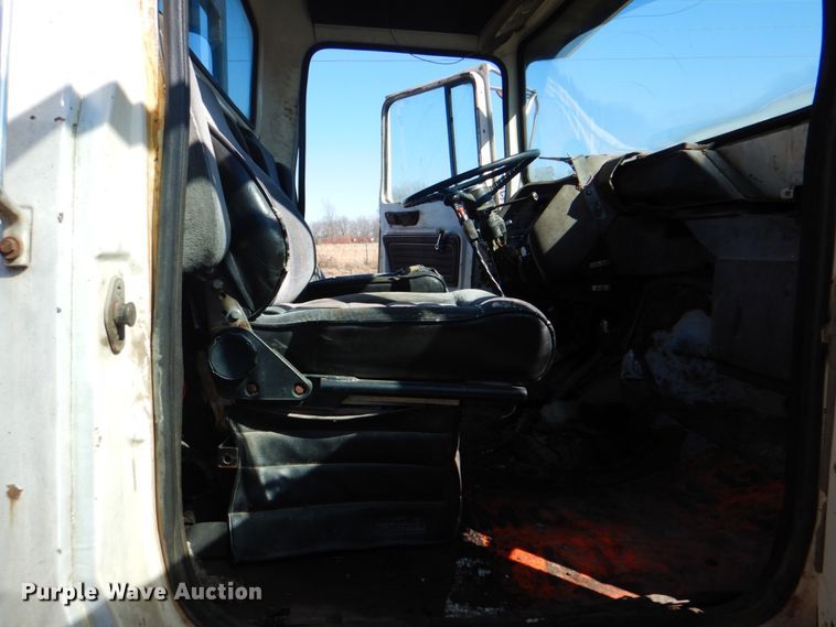 image for item DJ8689 1979 Ford F700  flatbed truck