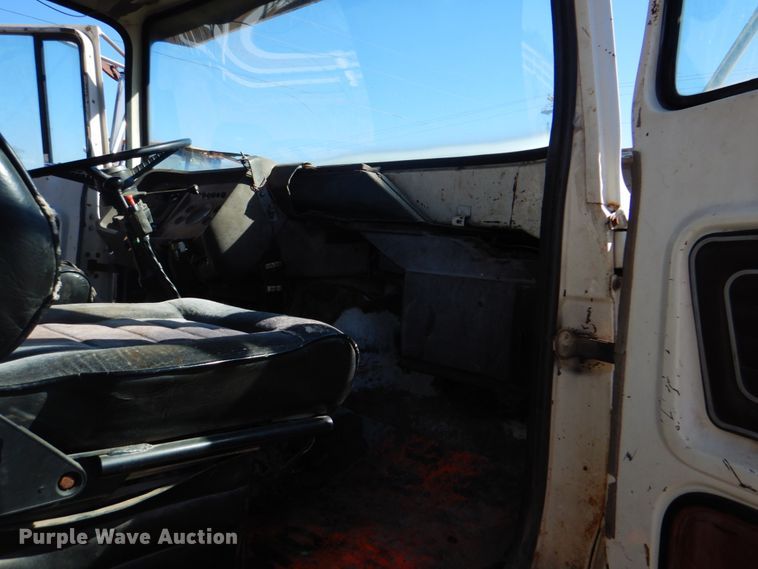 image for item DJ8689 1979 Ford F700  flatbed truck