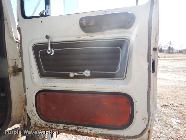 image for item DJ8689 1979 Ford F700  flatbed truck