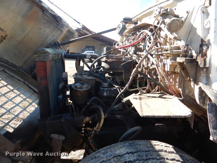 image for item DJ8689 1979 Ford F700  flatbed truck