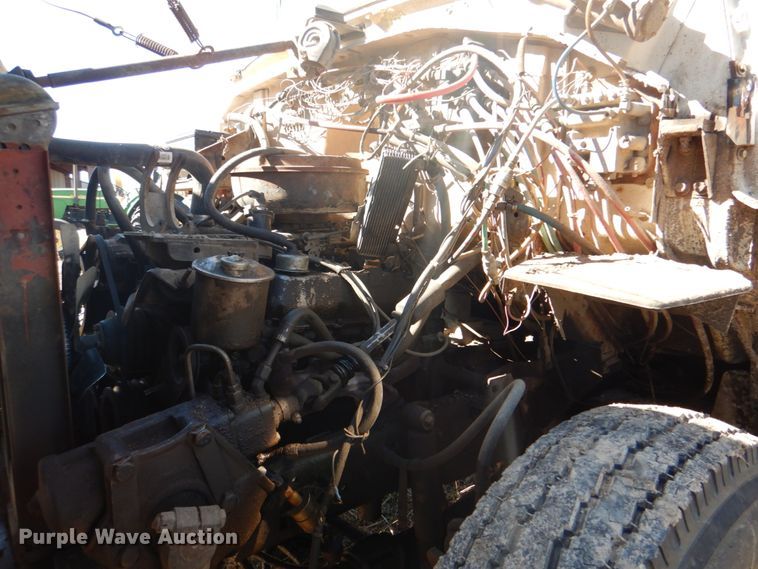 image for item DJ8689 1979 Ford F700  flatbed truck