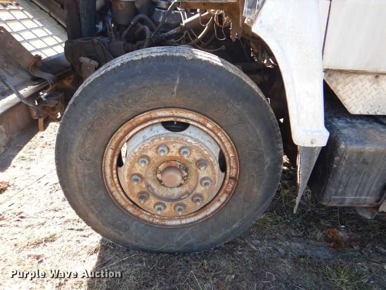 image for item DJ8689 1979 Ford F700  flatbed truck