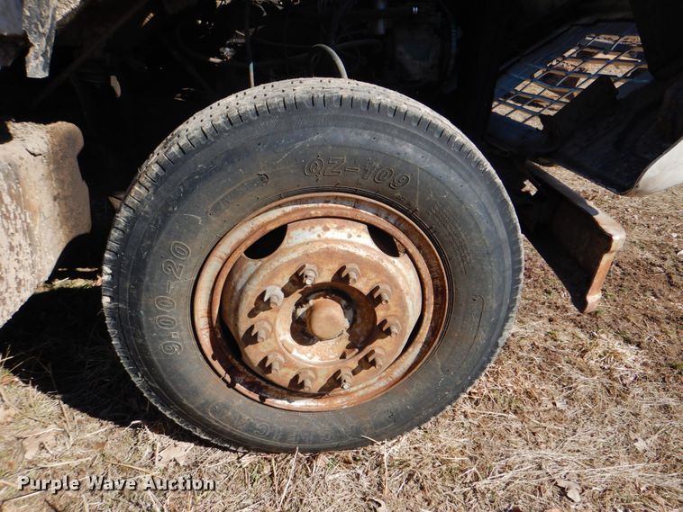 image for item DJ8689 1979 Ford F700  flatbed truck