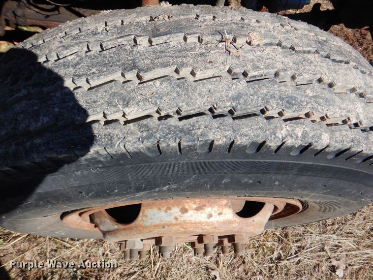 image for item DJ8689 1979 Ford F700  flatbed truck