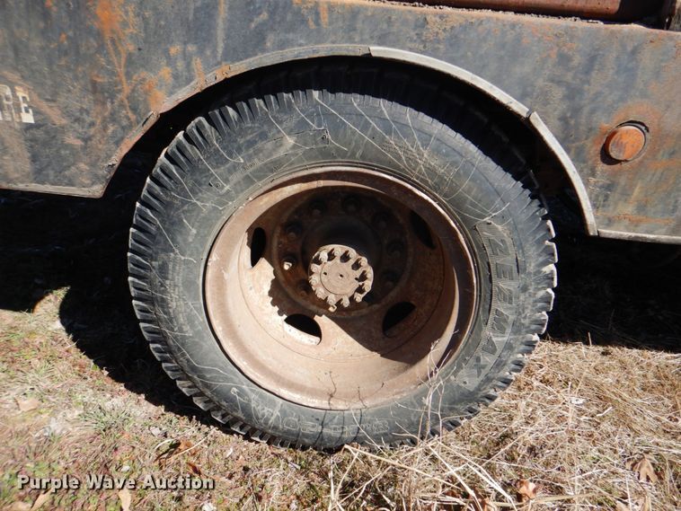 image for item DJ8689 1979 Ford F700  flatbed truck