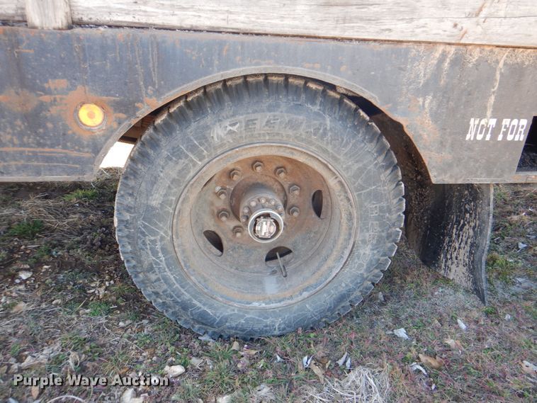 image for item DJ8689 1979 Ford F700  flatbed truck