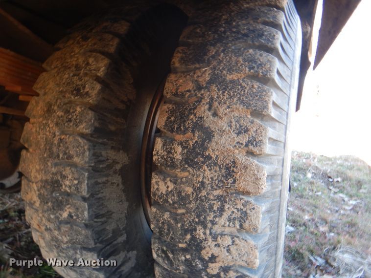 image for item DJ8689 1979 Ford F700  flatbed truck