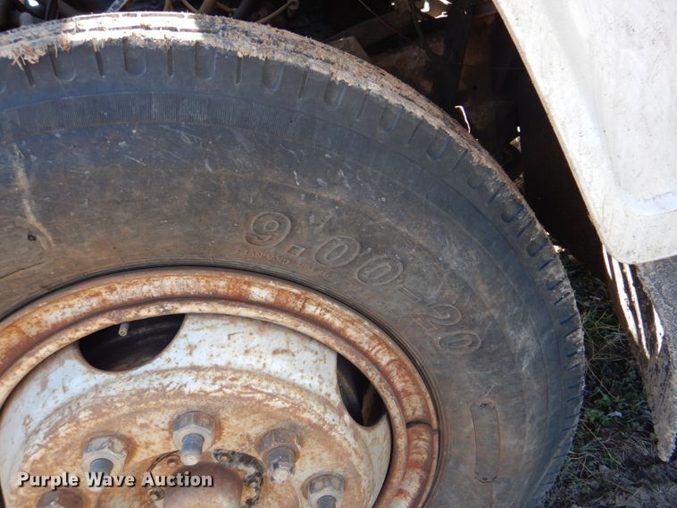 image for item DJ8689 1979 Ford F700  flatbed truck