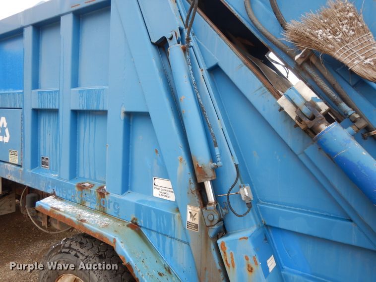 image for item DL2051 2000 Ford F650 Super Duty  refuse truck