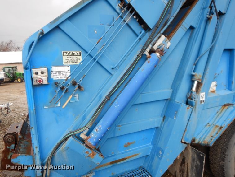 image for item DL2051 2000 Ford F650 Super Duty  refuse truck