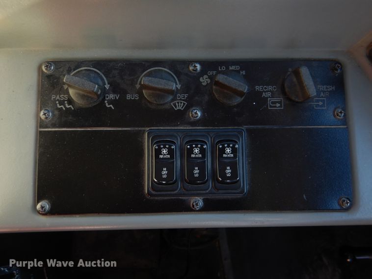 image for item DL2146 2002 International 3800  school bus