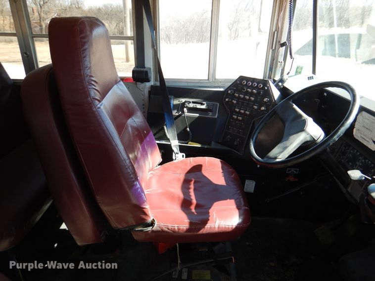 image for item DL2206 2001 International 3800  school bus