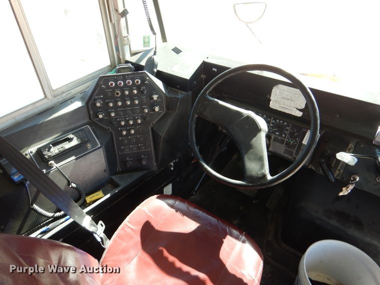 image for item DL2206 2001 International 3800  school bus