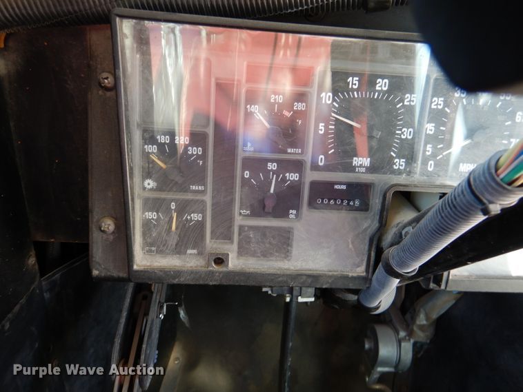 image for item DL2206 2001 International 3800  school bus