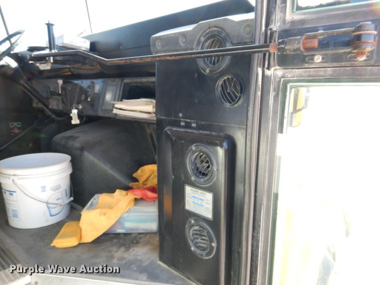 image for item DL2206 2001 International 3800  school bus