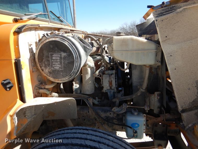 image for item DL2206 2001 International 3800  school bus