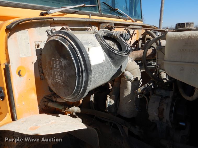 image for item DL2206 2001 International 3800  school bus