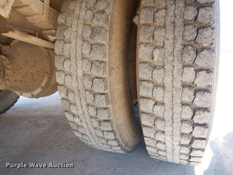 image for item DL2206 2001 International 3800  school bus