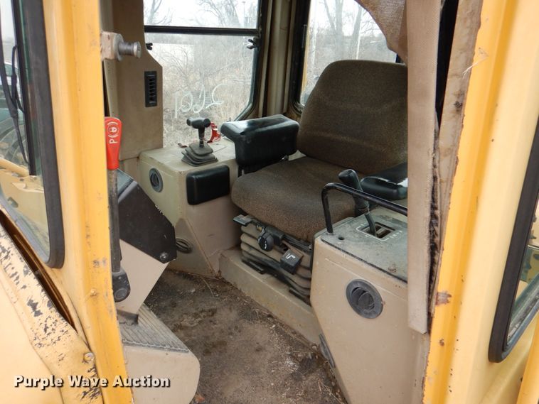 image for item DN6127 1995 John Deere 750C  dozer