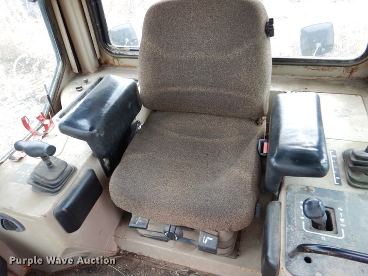 image for item DN6127 1995 John Deere 750C  dozer