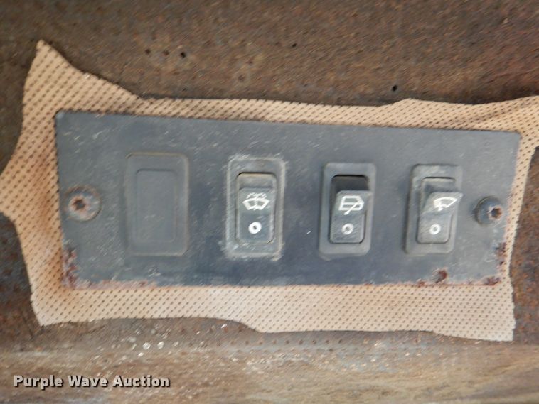 image for item DN6127 1995 John Deere 750C  dozer