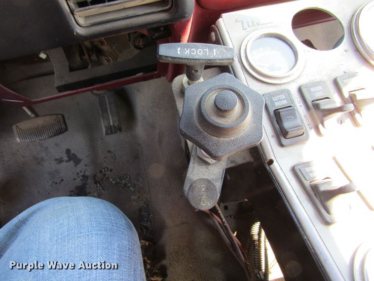 image for item GC9833 1997 Ford F350  street sweeper truck