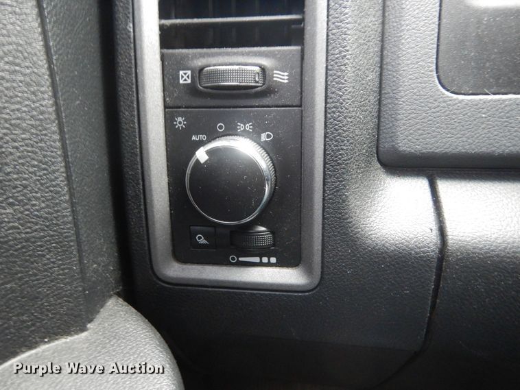 image for item GT9563 2016 Dodge Ram 1500  Crew Cab pickup truck