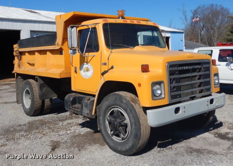 image for item GT9581 1984 International S1700  dump truck
