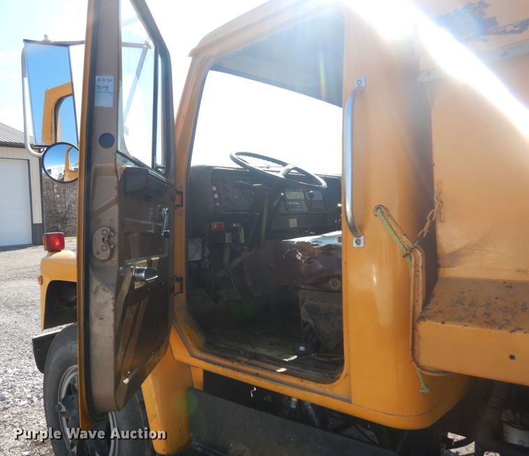 image for item GT9581 1984 International S1700  dump truck