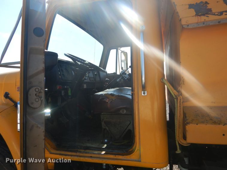 image for item GT9581 1984 International S1700  dump truck