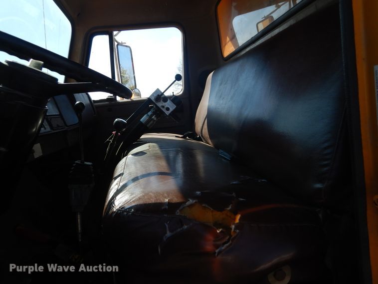 image for item GT9581 1984 International S1700  dump truck