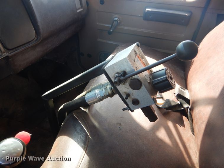 image for item GT9581 1984 International S1700  dump truck