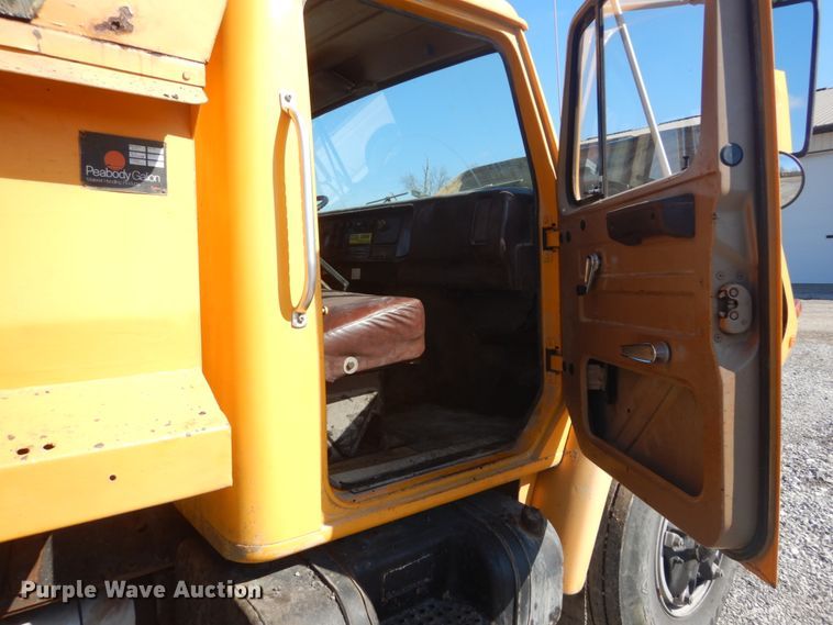 image for item GT9581 1984 International S1700  dump truck