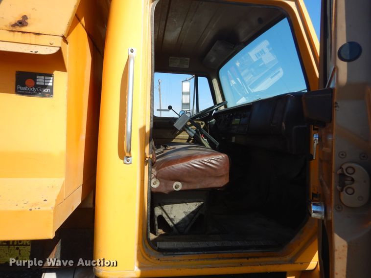 image for item GT9581 1984 International S1700  dump truck