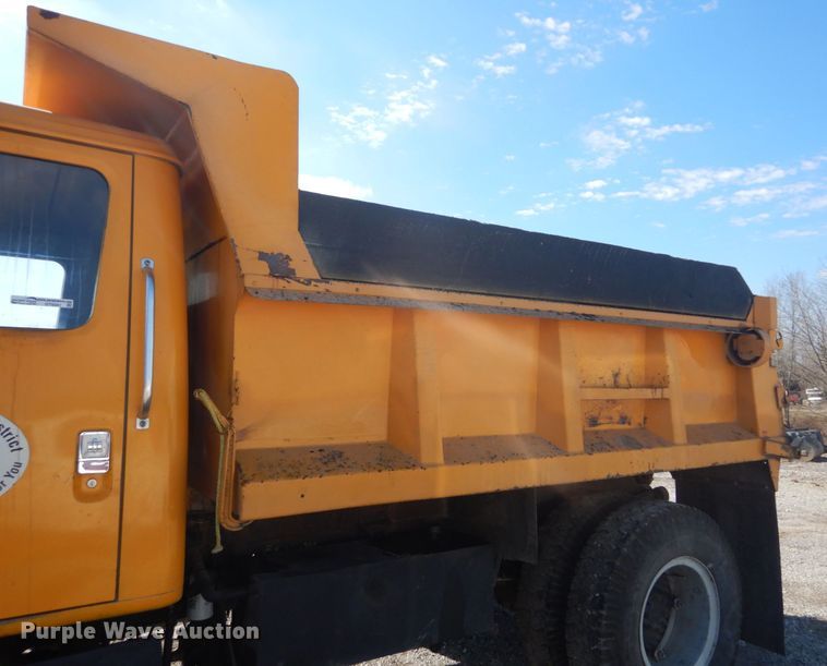 image for item GT9581 1984 International S1700  dump truck