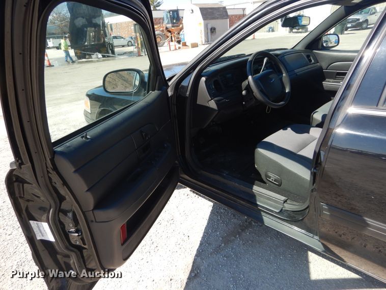 image for item GT9589 2010 Ford Crown Victoria Police Interceptor