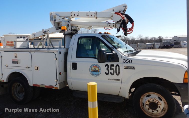 image for item GT9592 2001 Ford F550 Super Duty XL  bucket truck