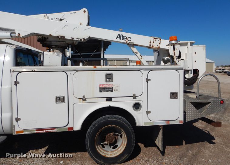 image for item GT9592 2001 Ford F550 Super Duty XL  bucket truck