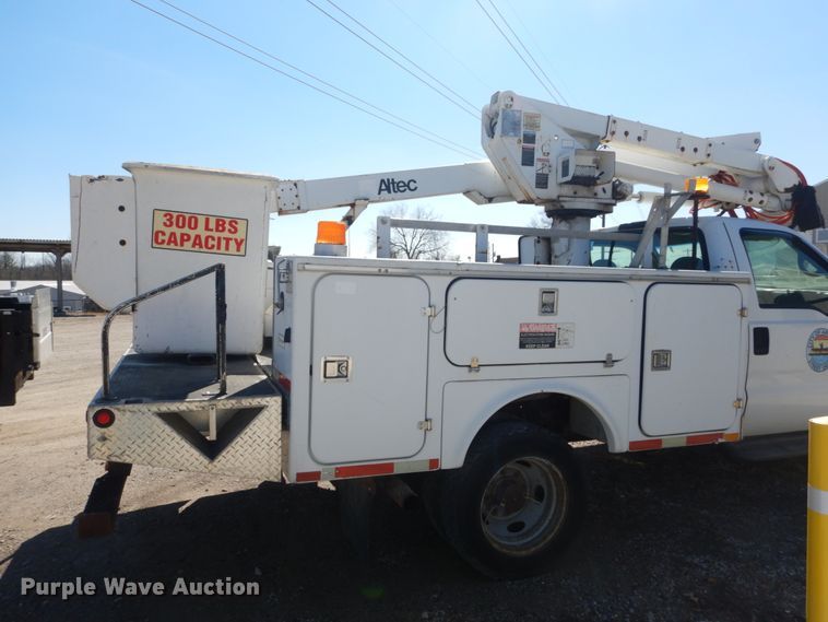 image for item GT9592 2001 Ford F550 Super Duty XL  bucket truck