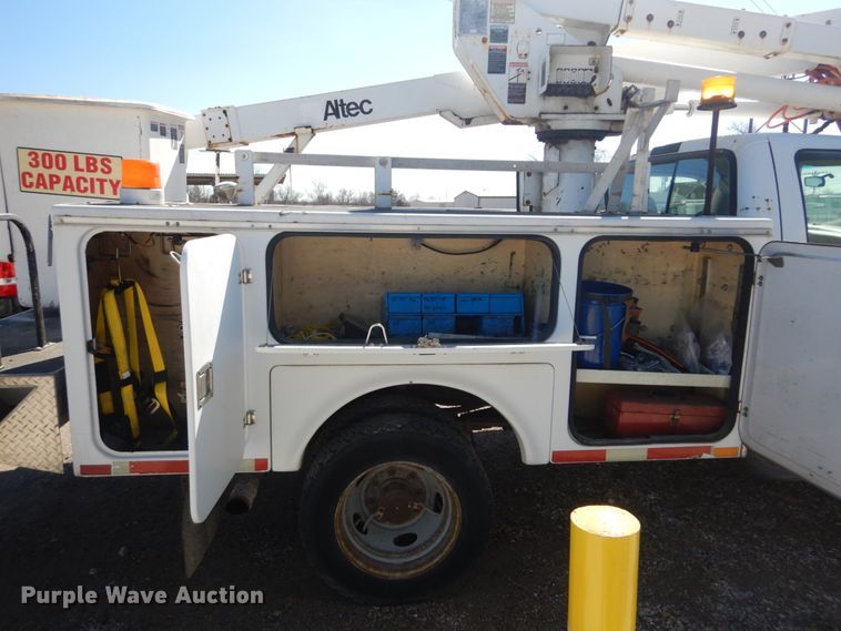 image for item GT9592 2001 Ford F550 Super Duty XL  bucket truck