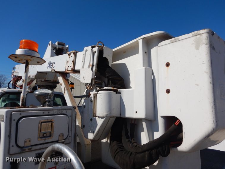 image for item GT9592 2001 Ford F550 Super Duty XL  bucket truck