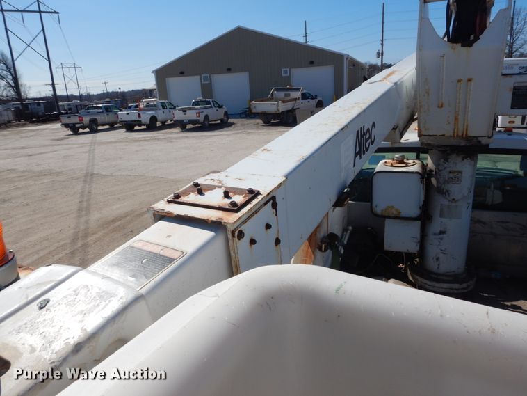 image for item GT9592 2001 Ford F550 Super Duty XL  bucket truck