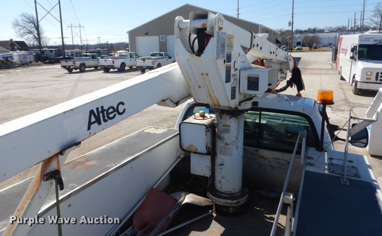 image for item GT9592 2001 Ford F550 Super Duty XL  bucket truck