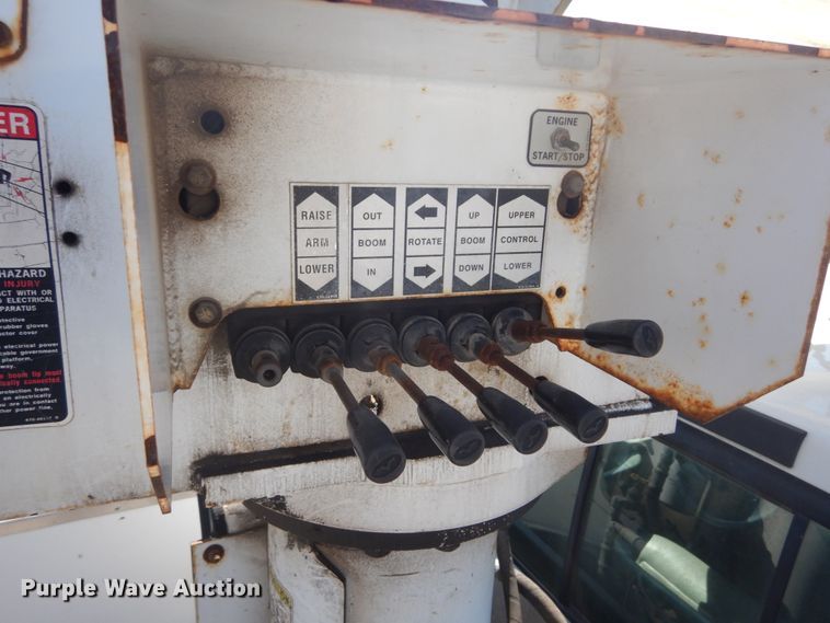 image for item GT9592 2001 Ford F550 Super Duty XL  bucket truck