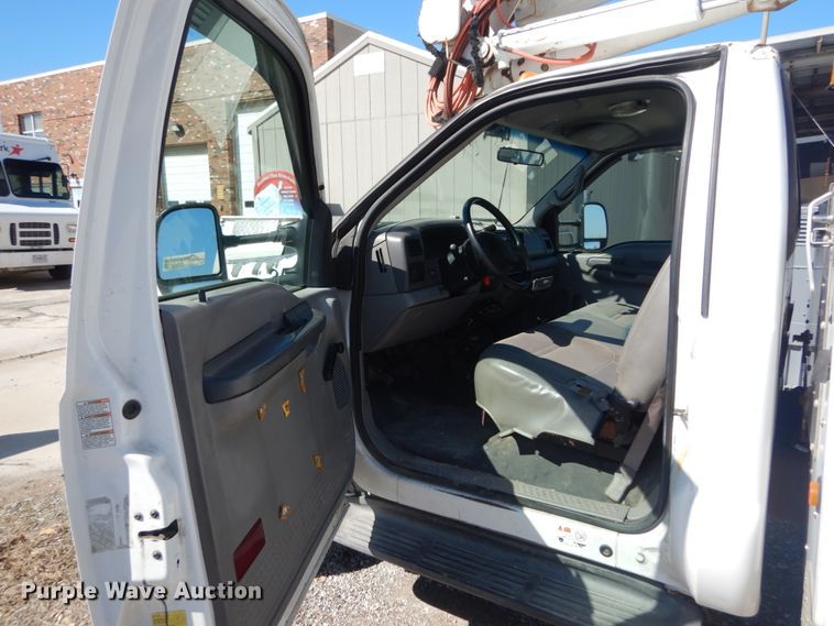 image for item GT9592 2001 Ford F550 Super Duty XL  bucket truck