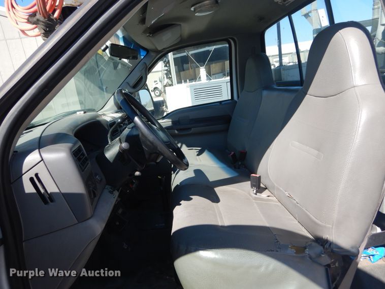 image for item GT9592 2001 Ford F550 Super Duty XL  bucket truck