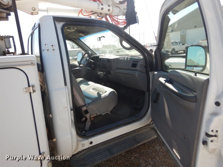 image for item GT9592 2001 Ford F550 Super Duty XL  bucket truck